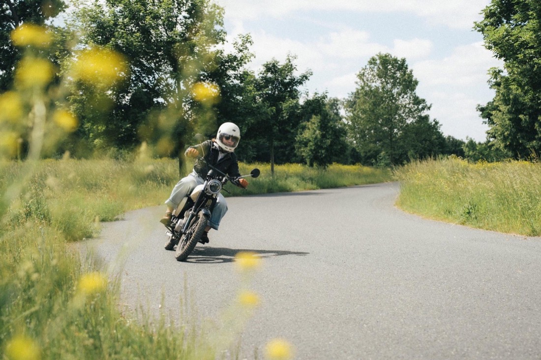 Moped in voller Fahrt in der Kurve, elektrifiziert von Second Ride