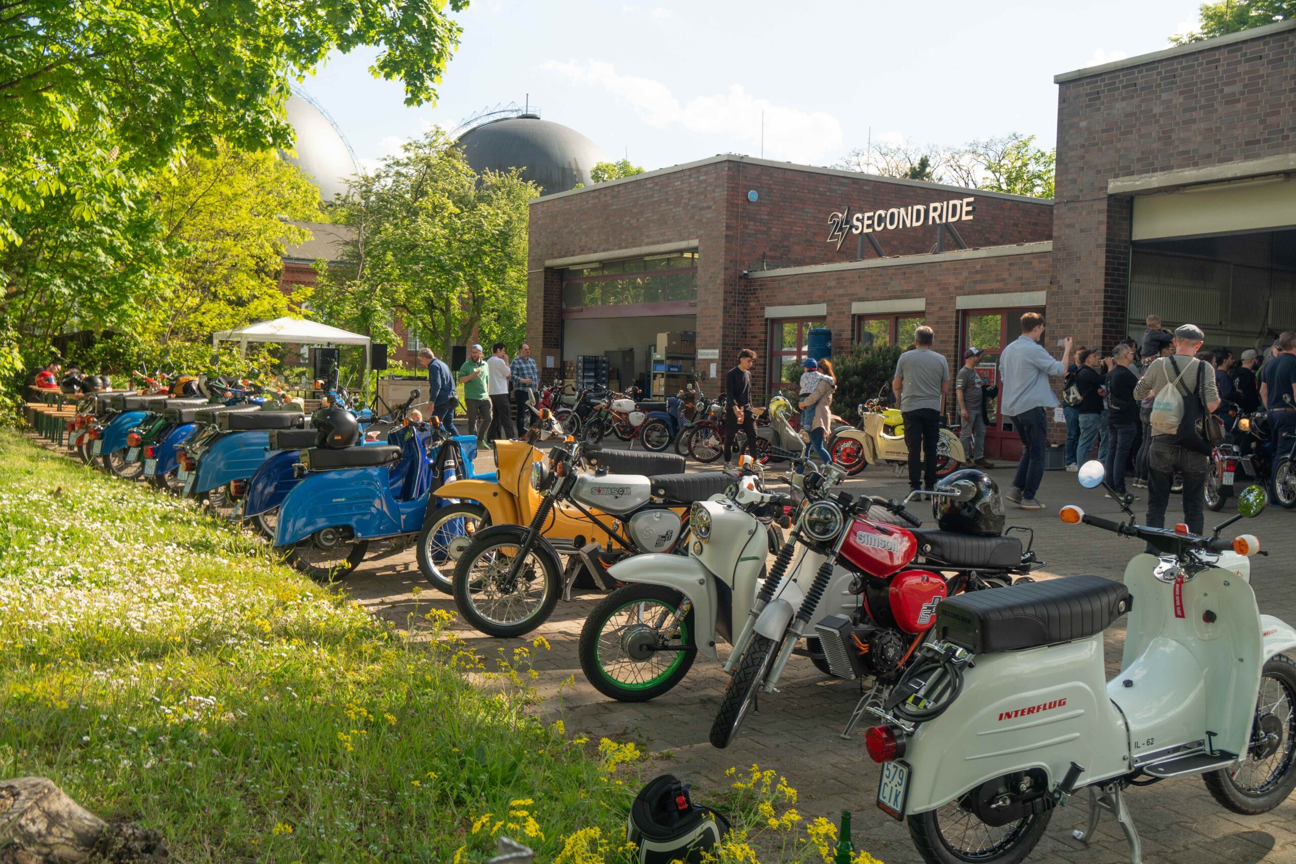 Besucher bei gutem Wetter auf dem Community Day 2024 von Second Ride